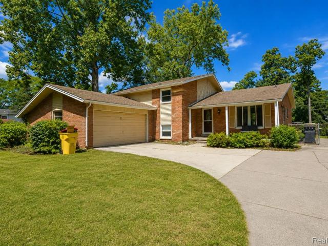 House for sale in Potawatomie Woods, Grosse Ile Township