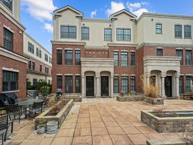 Townhouse for sale in Highland Park, Illinois