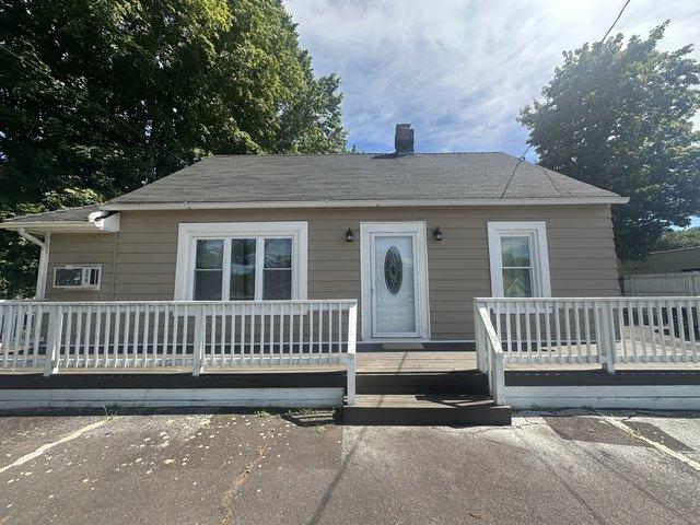 House for sale in Suffield, Connecticut