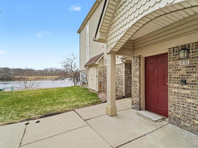 Condo for sale in Pontiac, Michigan