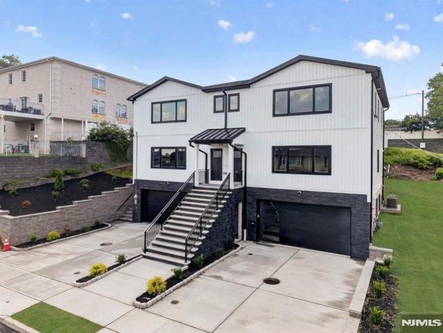 Townhouse for sale in Elmwood Park, New Jersey