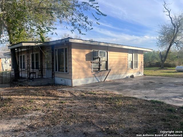 House for sale in Campbellton, Texas