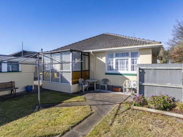 Property for sale in Chaslands, Canterbury