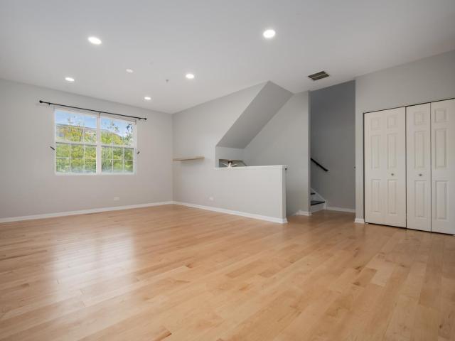 Townhouse for sale in Morton Grove, Cook County