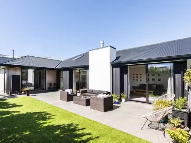 House for sale in Chaslands, Canterbury