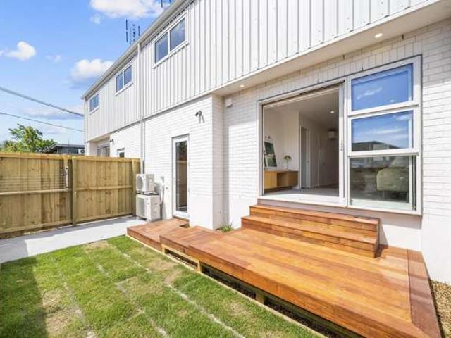 Townhouse for sale in Chaslands, Canterbury