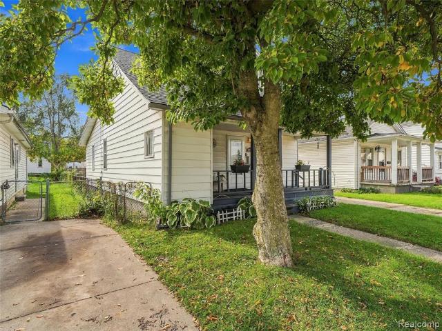 House for sale in Van Dyke, Warren