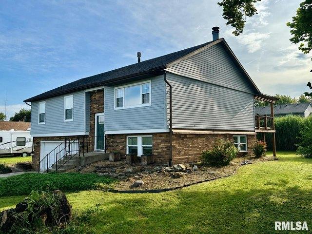 House for sale in Virginia, Illinois