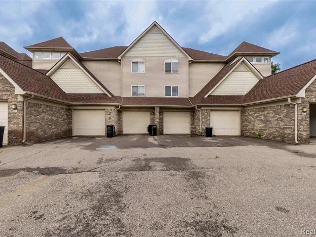 Condo for sale in Walton Pond Condos, Pontiac