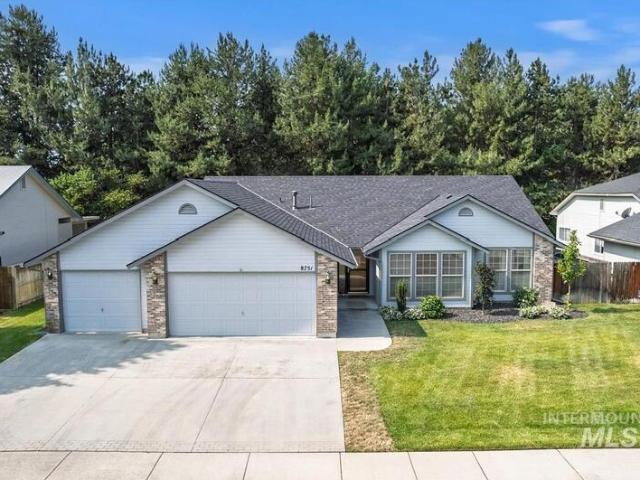 House for sale in Garden City