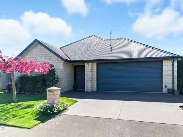 House for sale in Chaslands, Canterbury