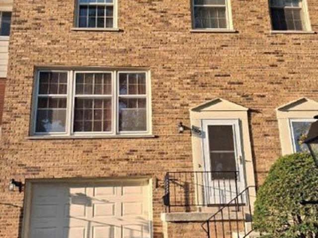 Townhouse for sale in Brookfield, Illinois