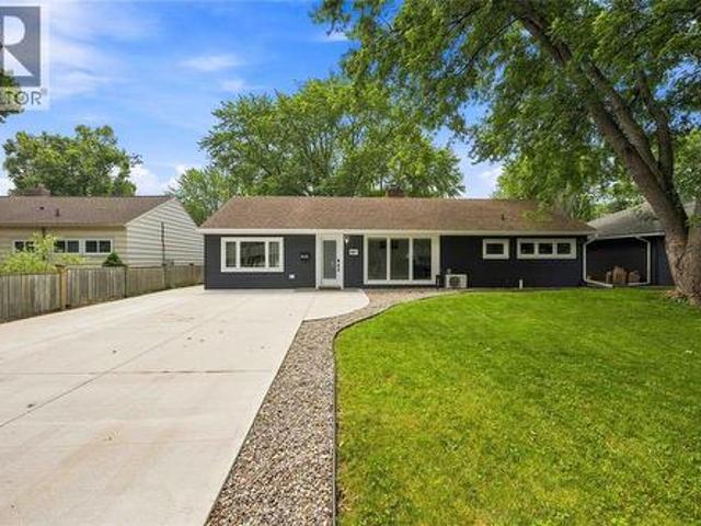 House for sale in Wees Beach, Sarnia