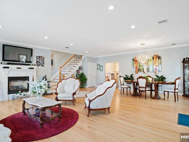 House for sale in Edgewater, New Jersey