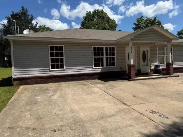 House for rent in Benton