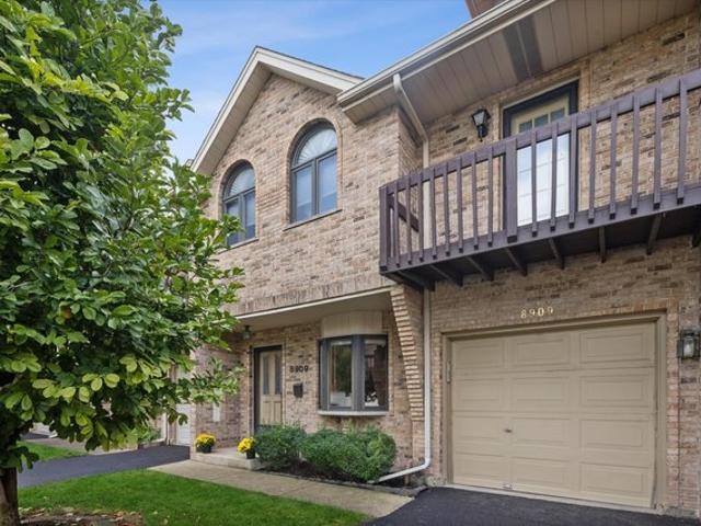 Townhouse for sale in Brookfield, Illinois