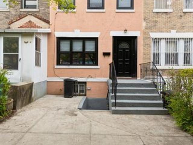 Townhouse for sale in Arverne, New York