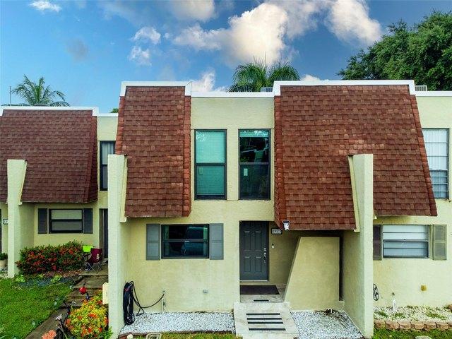 Condo for sale in Pembroke Pines, Florida