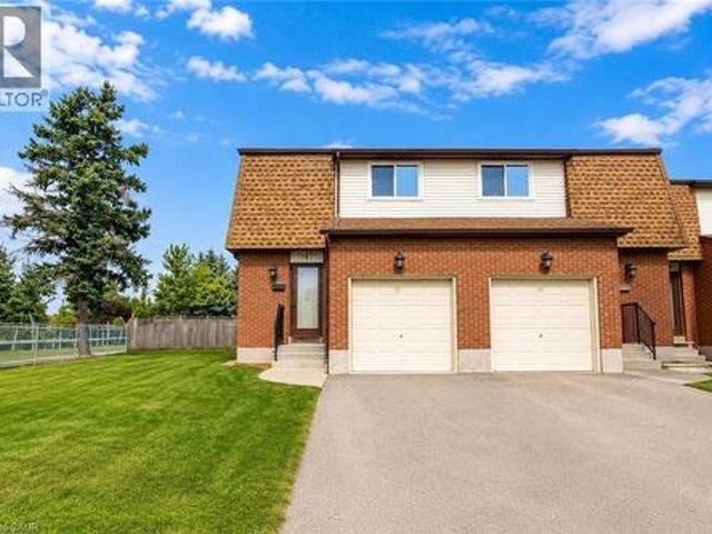 Townhouse for sale in Ancaster, Ontario