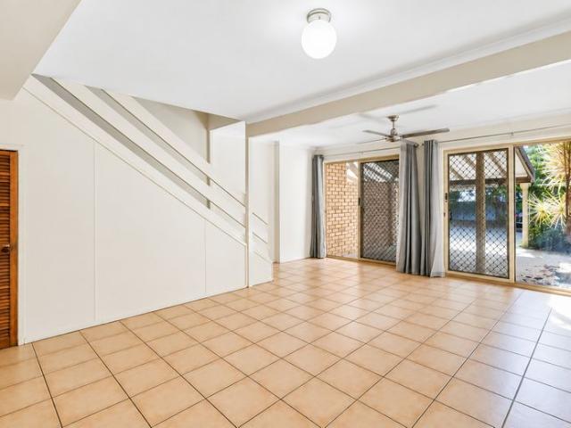 Townhouse for rent in Broadbeach Waters, Gold Coast City