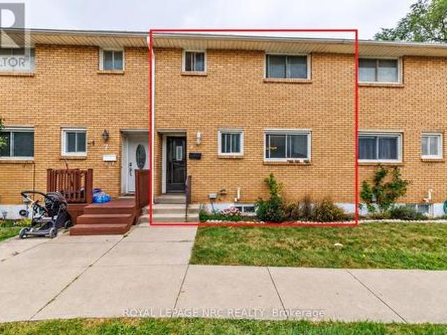 Townhouse for sale in Riverdale East, Hamilton