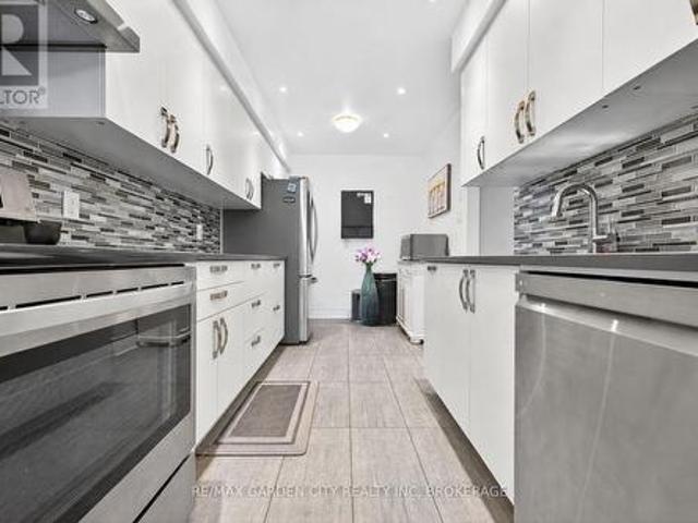 Townhouse for sale in Burlington, Ontario