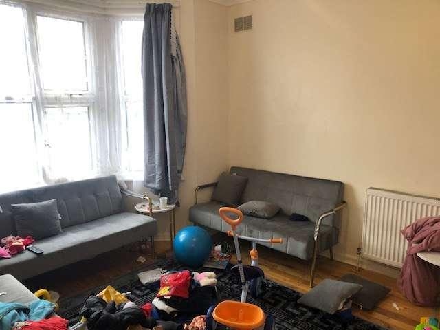 Flat for sale in Lane, Greater London