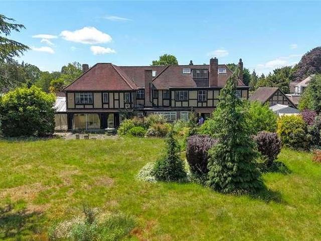House for sale in Little Stanmore, Greater London