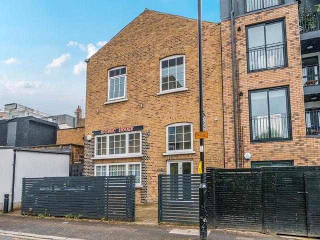 Flat for sale in London Borough of Ealing, Hanwell