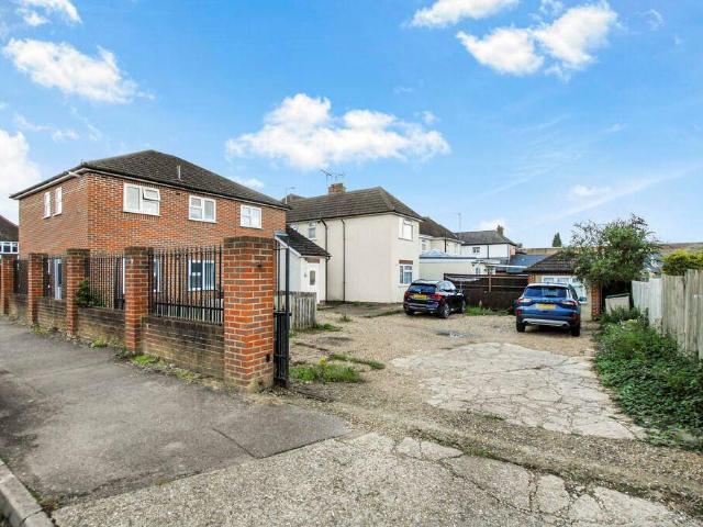 Flat for sale in Northwood, Greater London