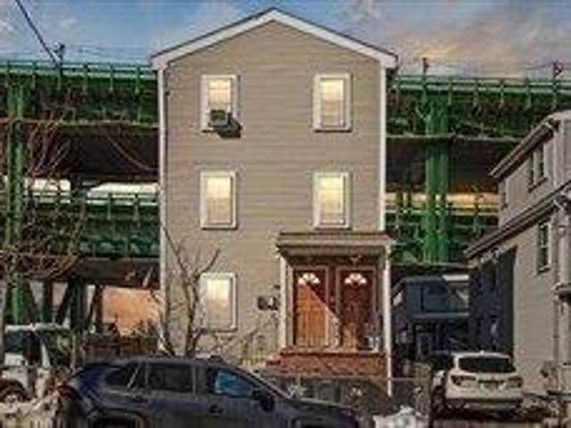 House for sale in Chelsea Square, Chelsea