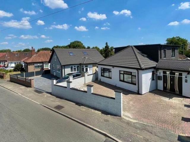Bungalow for sale in Gould's Green, Greater London