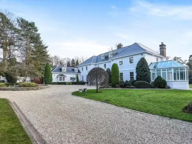 House for rent in Row Town, Surrey