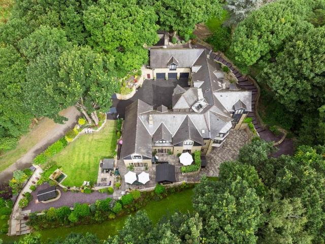 House for sale in Farsley, West Yorkshire