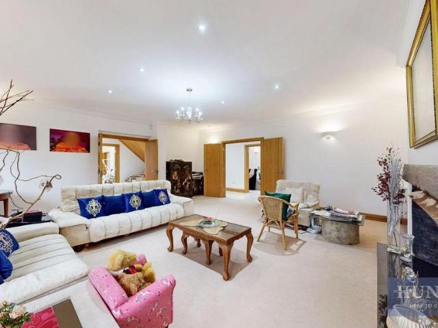 House for sale in Batchworth, Hertfordshire