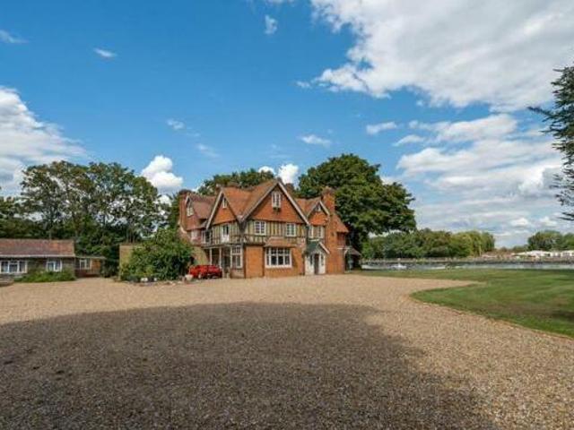 House for sale in Chertsey, Runnymede