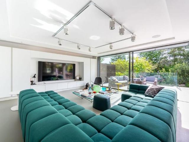 House for rent in Brondesbury Park, Greater London