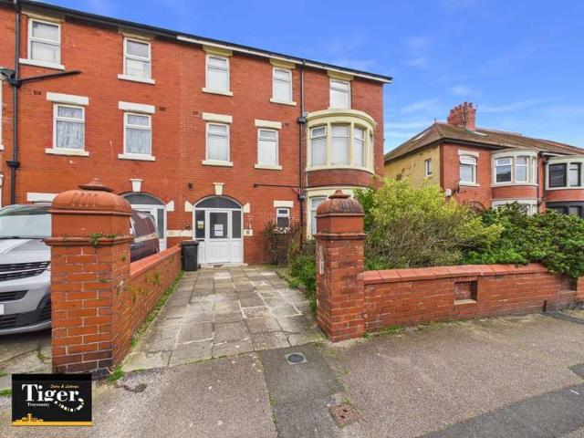 Flat for sale in Knowle, Blackpool