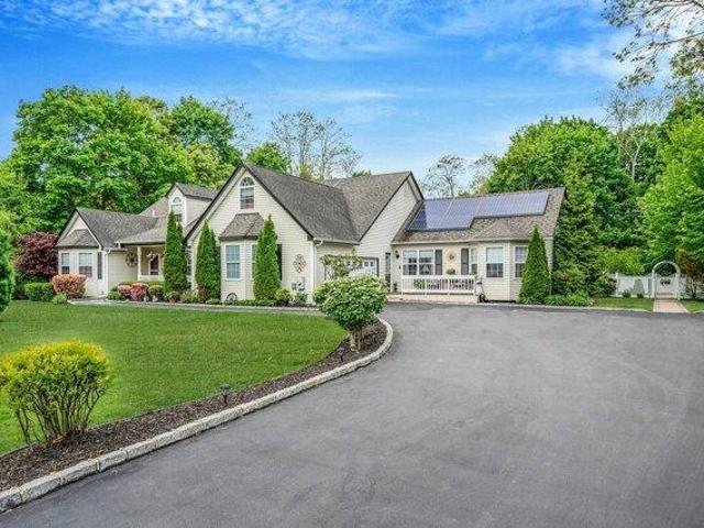 House for sale in Moriches