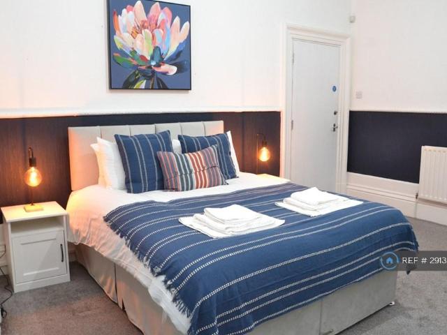 Room for rent in Guide Bridge, Greenheys