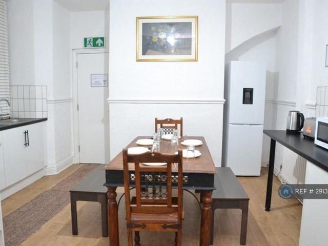 Room for rent in Guide Bridge, Greenheys