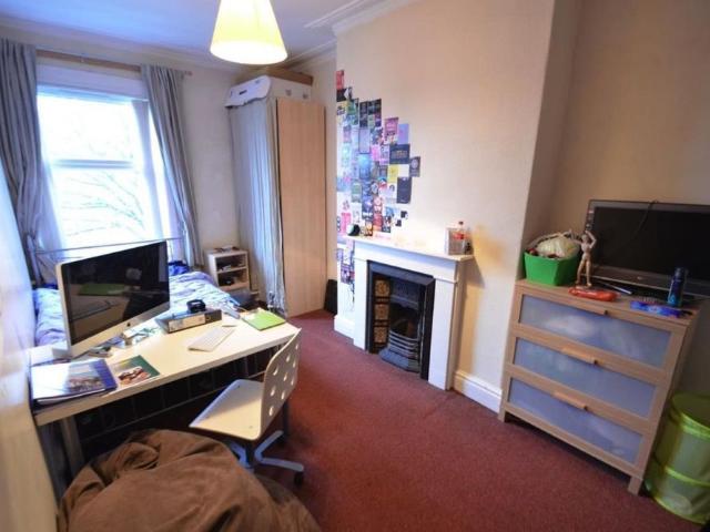 Room for rent in Hyde Park, West Yorkshire