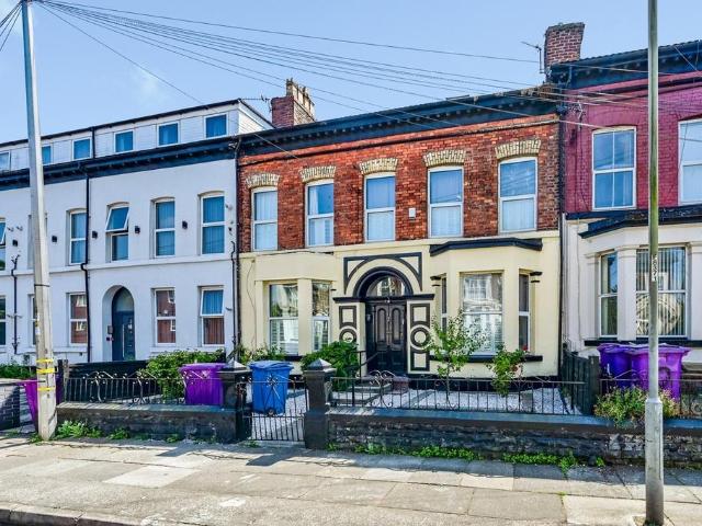 House for sale in Elm Park, Calderstones