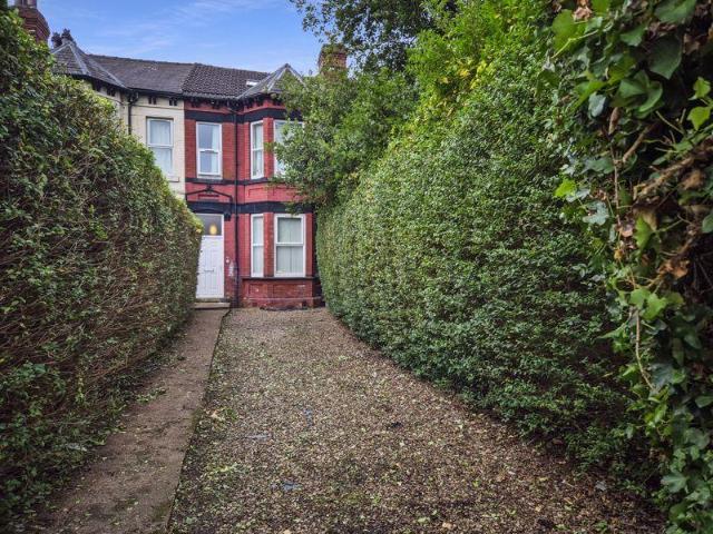 House for sale in Hyde Park, West Yorkshire
