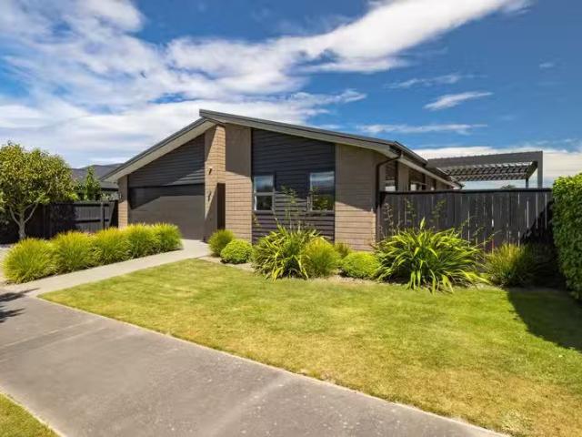 House for sale in Chaslands, Canterbury