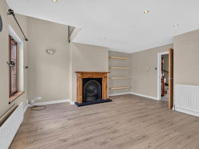 Townhouse for rent in Castlereagh, Northern Ireland