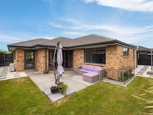 House for sale in Chaslands, Canterbury