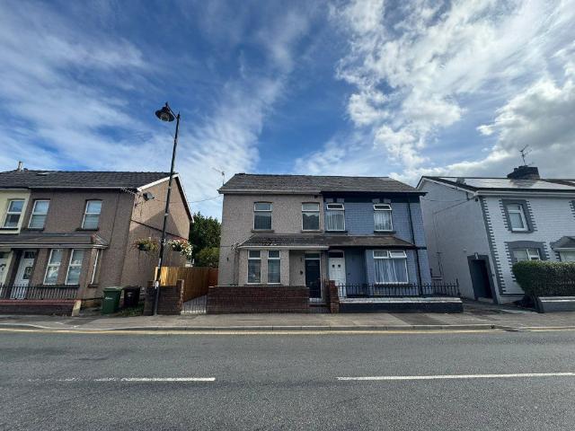 Apartment for rent in Ochrwyth, Risca