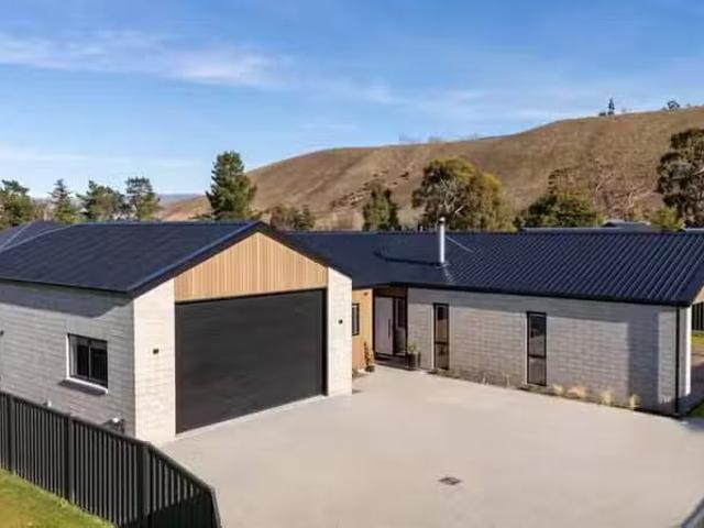 House for sale in Otakou