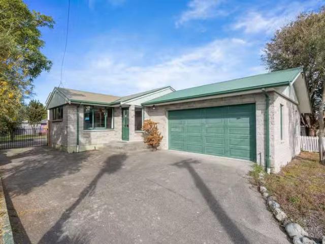 House for sale in Chaslands, Canterbury